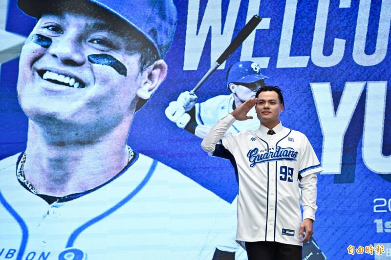 張育成加盟富邦悍將，背號為99號。（記者陳志曲攝）