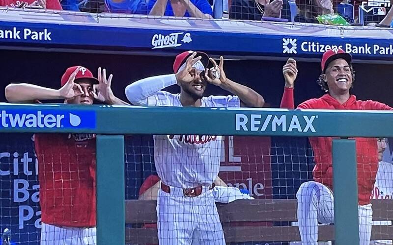 帕赫斯未能接到中外野飛球後，費城人休息室相當振奮。（圖片取自Ｘ）