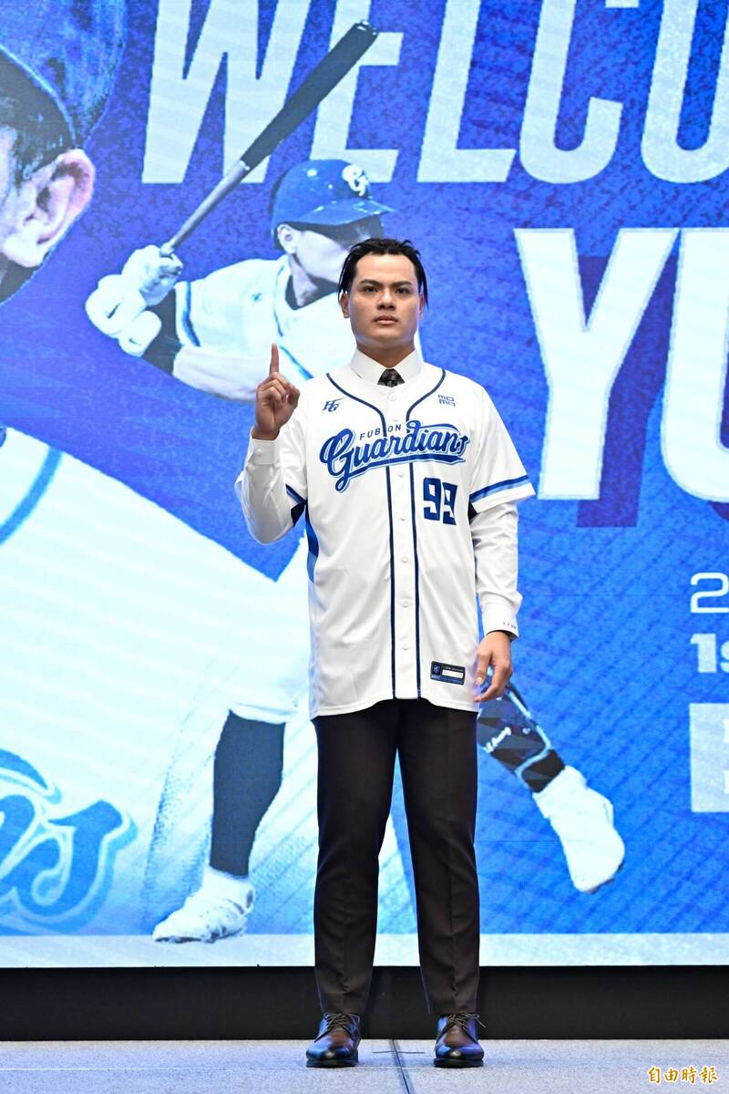 張育成加盟富邦悍將，背號為99號。（記者陳志曲攝）