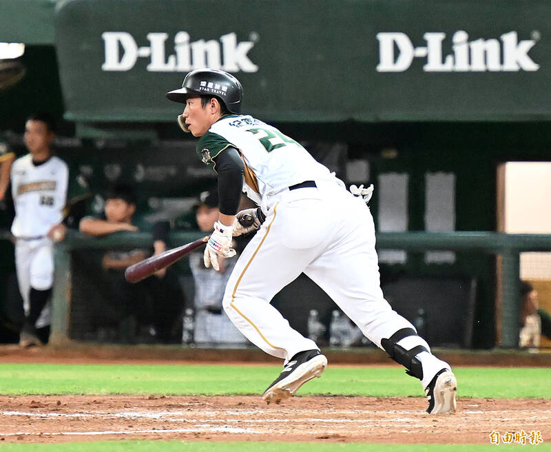 台鋼雄鷹紀慶然。（記者李惠洲攝）