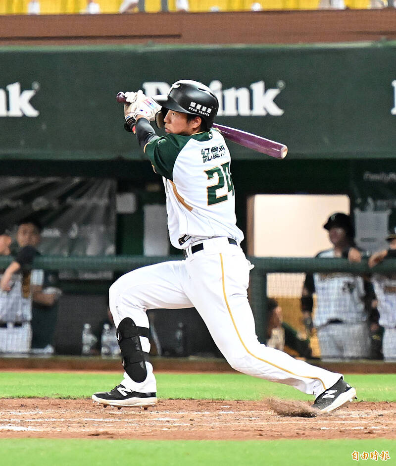 台鋼雄鷹紀慶然。（記者李惠洲攝）