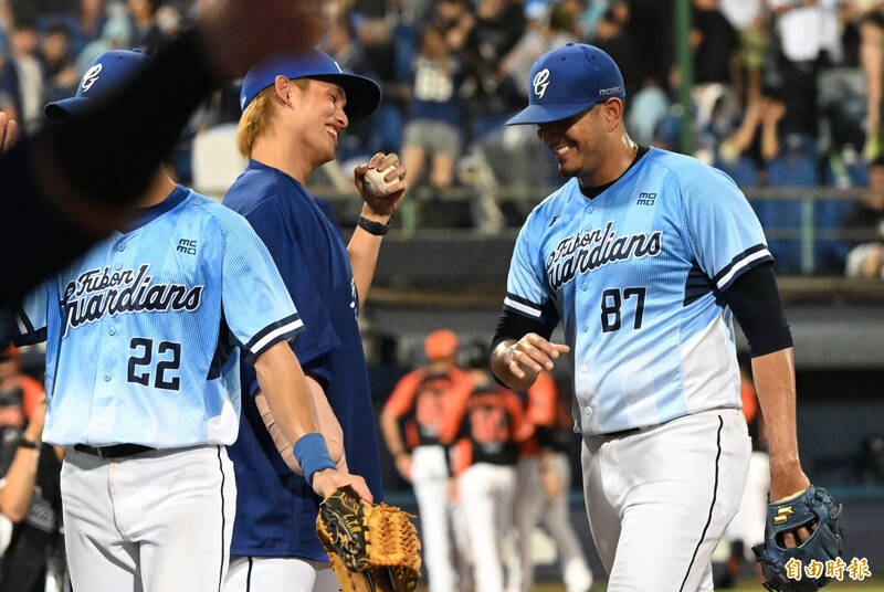 富藍戈將首勝球交到張奕手中。（記者林正堃攝）