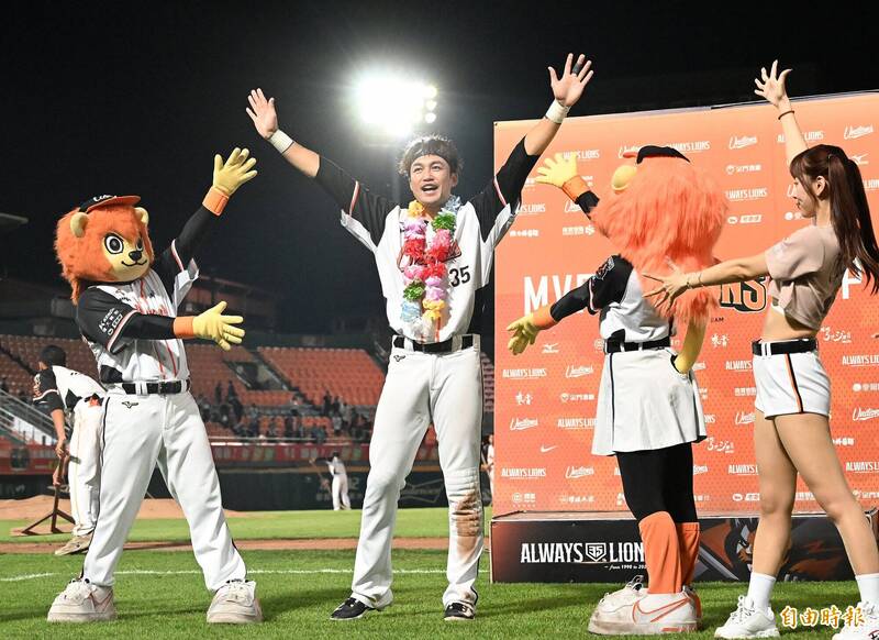 潘傑楷敲出逆轉三分打點安打，獲單場MVP。（記者李惠洲攝）