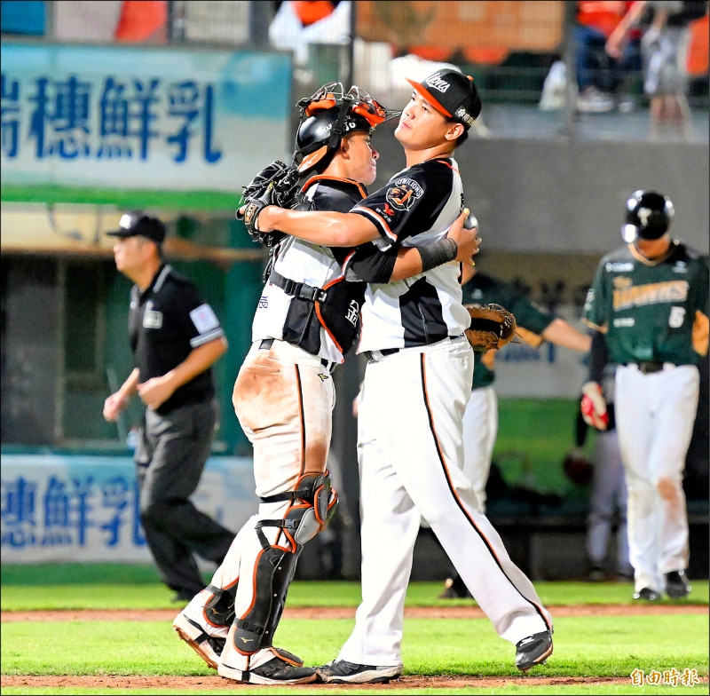 陳韻文（右）連續8季救援成功達2位數。（記者李惠洲攝）