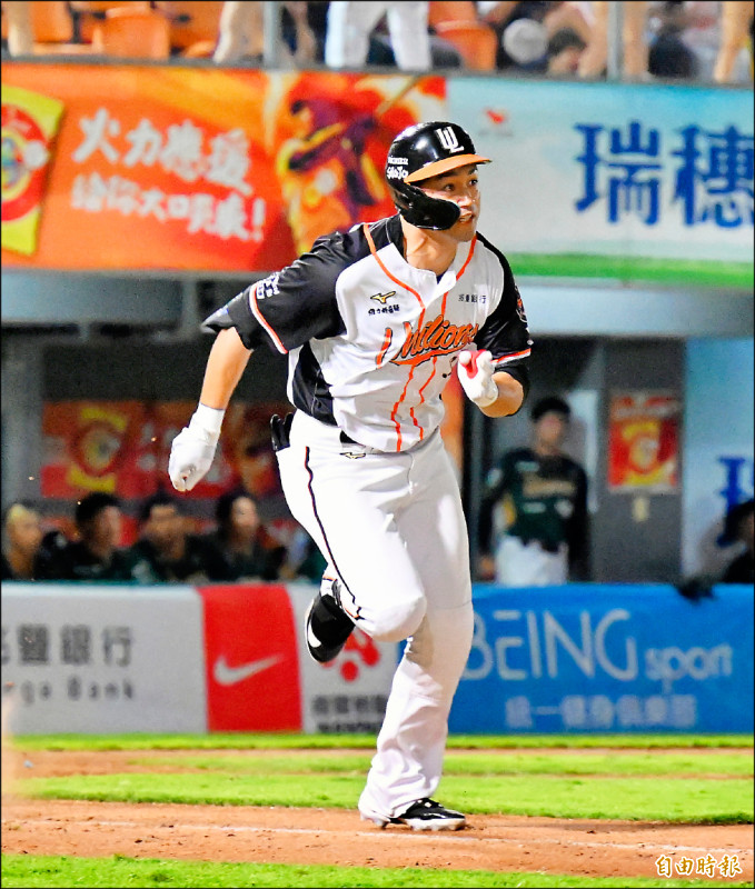 獅隊潘傑楷7局下敲出逆轉三壘打。（記者李惠洲攝）