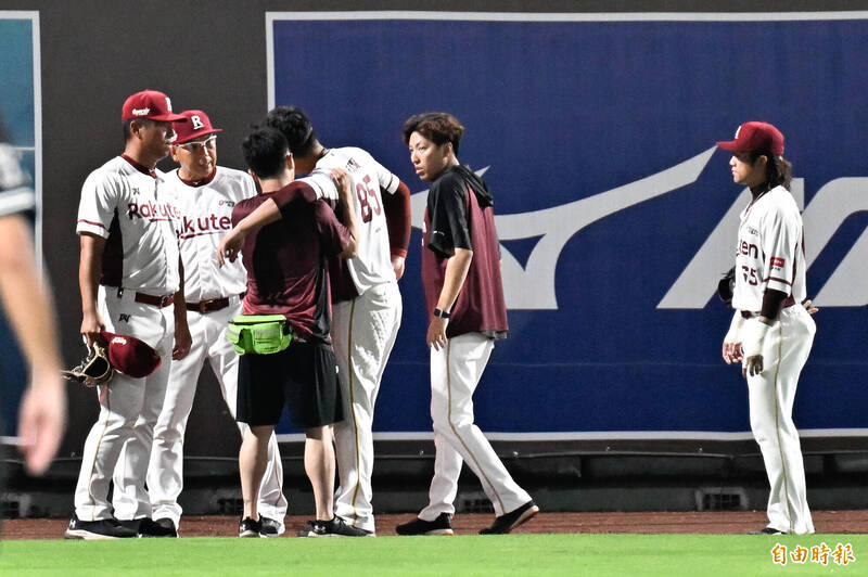 樂天桃猿朱育賢（中）受傷退場。（記者陳志曲攝）