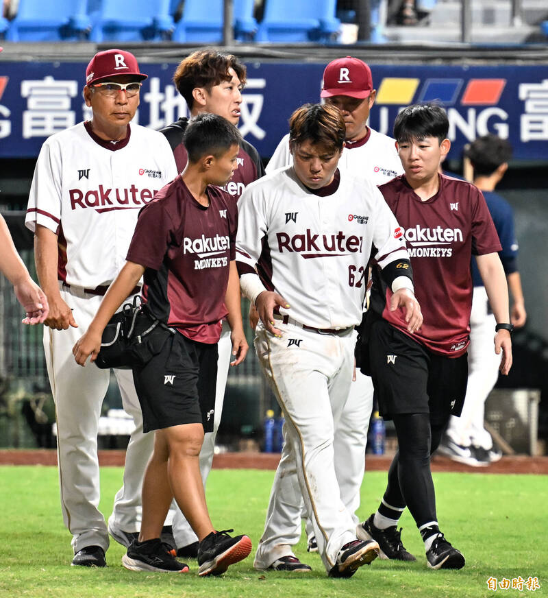 樂天桃猿嚴宏鈞（中）受傷退場。（記者陳志曲攝）