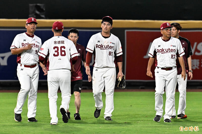 樂天桃猿朱育賢（中）受傷退場。（記者陳志曲攝）