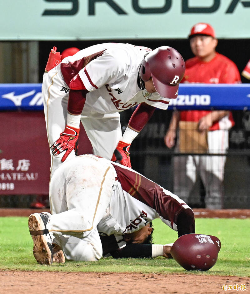 樂天桃猿嚴宏鈞受傷退場。（記者陳志曲攝）