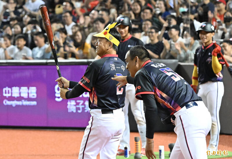 洪一中被陳金鋒推出去與王建民對決。（記者林正堃攝）