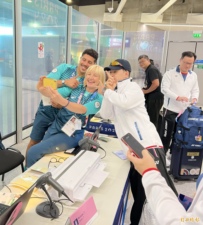 孫振大受歡迎，工作人員搶著合照。（記者王元鴻攝）