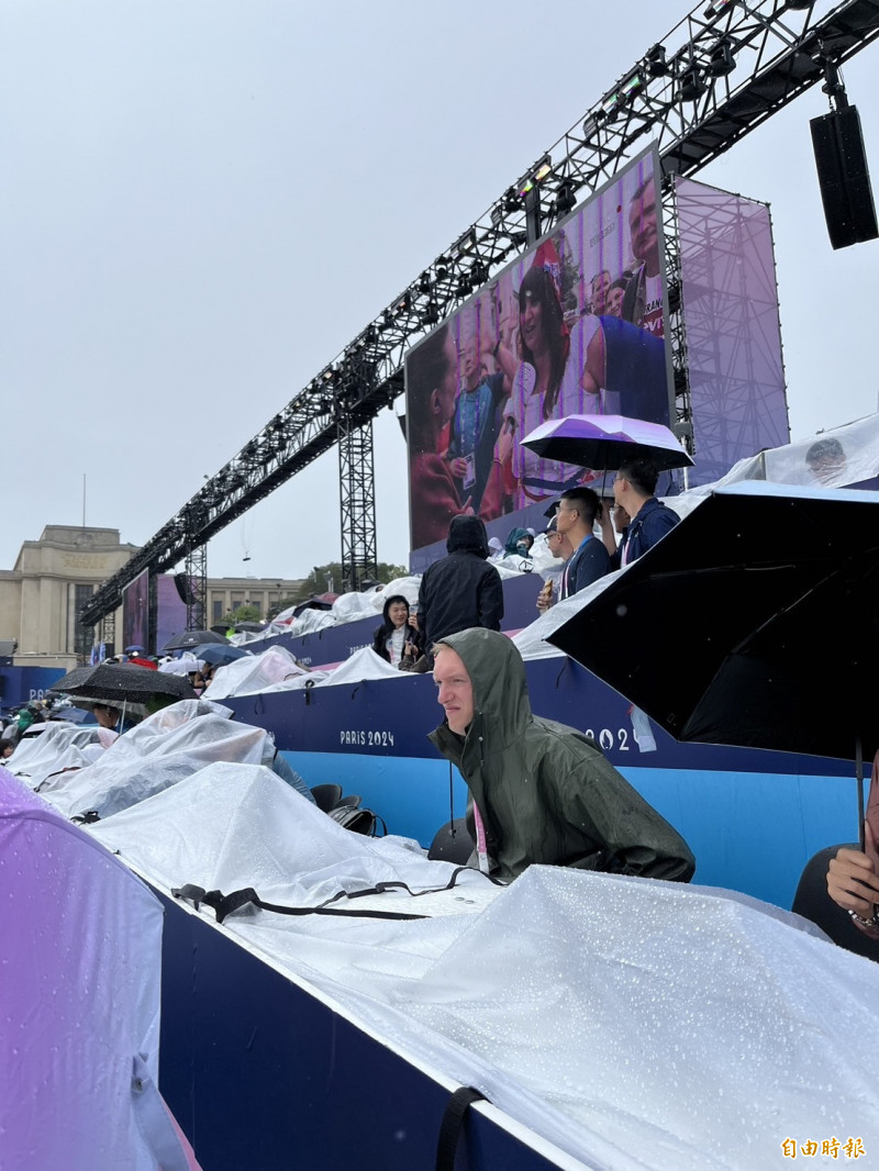 媒體在雨中工作，只能靠帆布擋雨。（特派記者粘藐云攝）