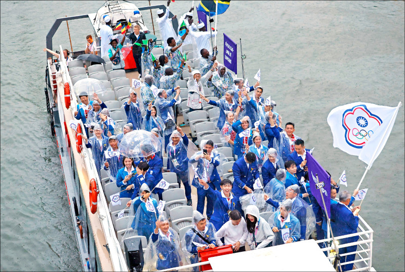 台灣代表團昨在開幕式進場時雨勢相當大，仍澆不熄選手與隊職員熱情。（路透）