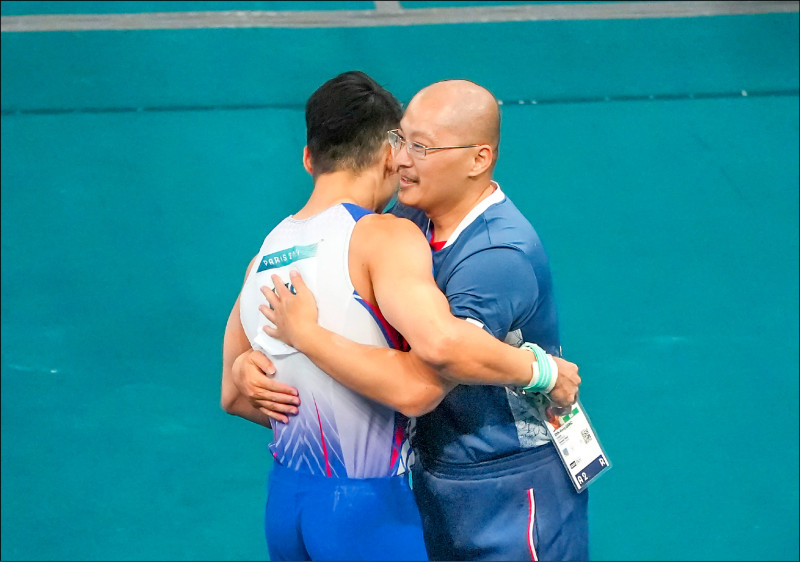 唐嘉鴻與教練翁士航擁抱。（特派記者王元鴻攝）