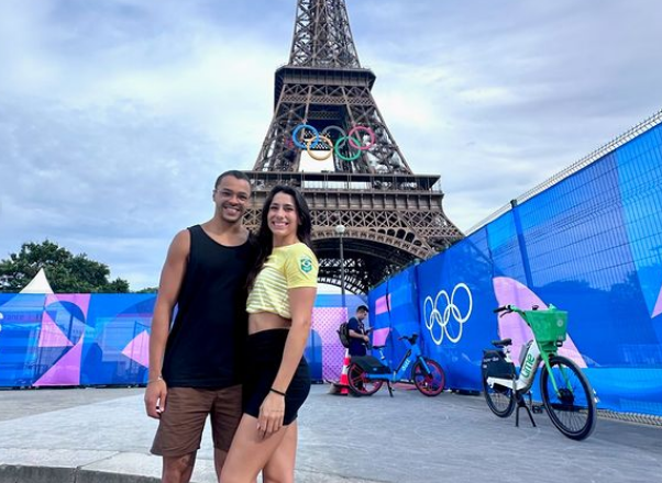 巴西奧運游泳女將維埃拉（Ana Carolina Vieira）與同為代表隊選手的男友違規外出，跑到艾菲爾鐵塔下打卡放閃。（擷取自_anavieeiraa/IG）