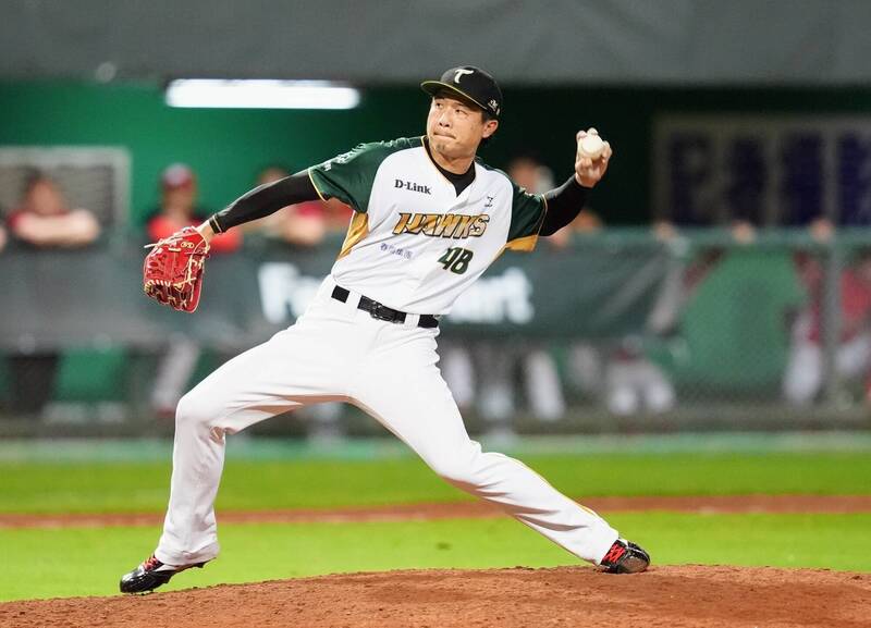 台鋼雄鷹賴鴻誠投延長賽第10局無失分，拿下勝投。（台鋼雄鷹提供）