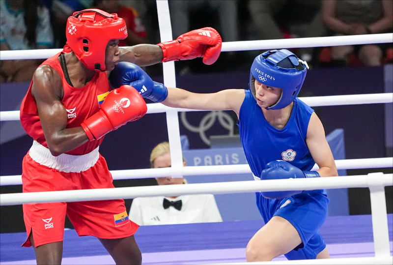 吳詩儀（右）確定成為台灣第2位拿下奧運獎牌的拳擊女將。（特派記者王元鴻攝）