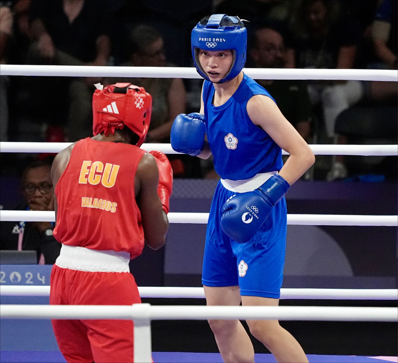 吳詩儀（右）在女子拳擊60公斤級勇闖4強，確定至少銅牌入袋。（特派記者王元鴻攝）