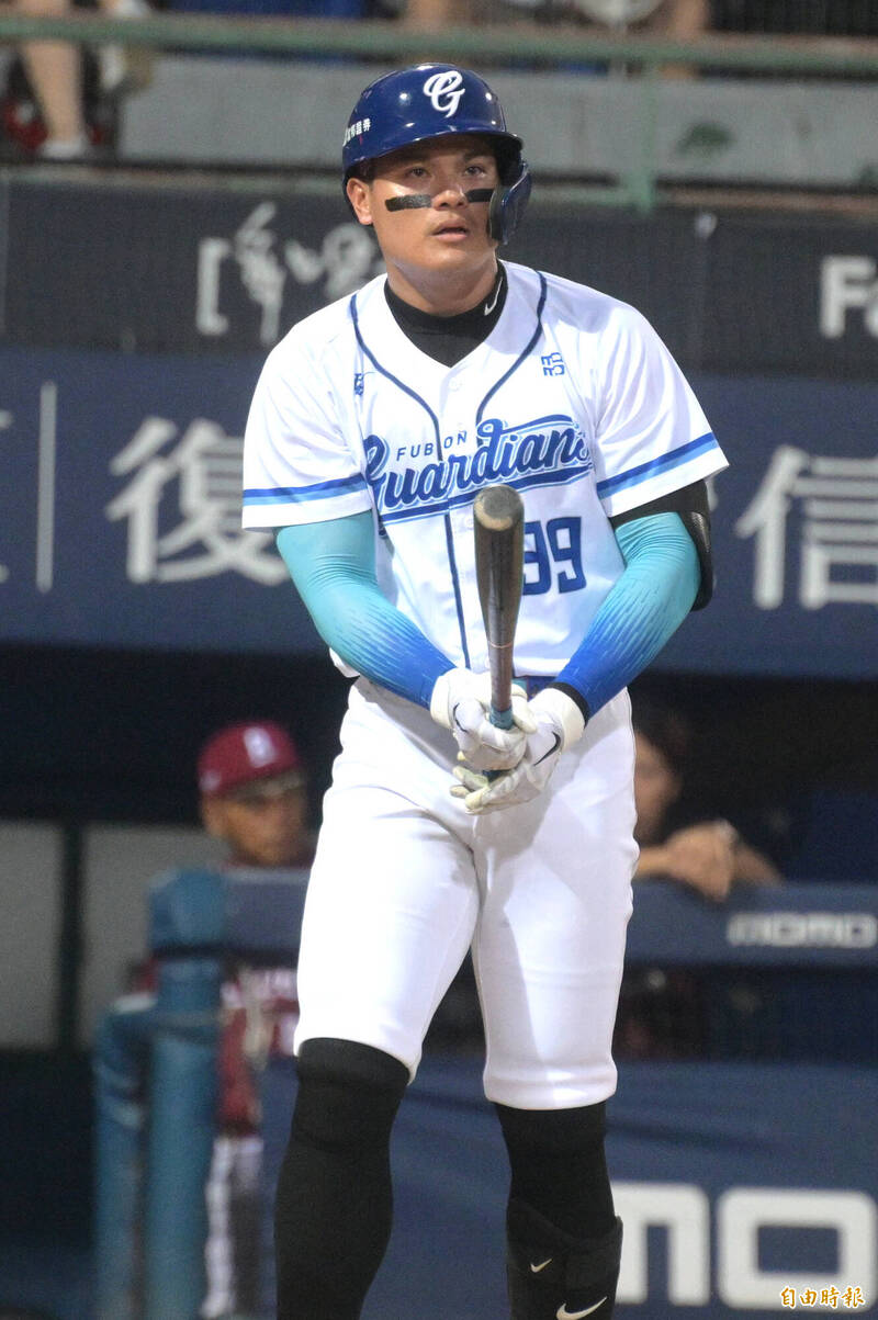 富邦張育成。（記者王藝菘攝）