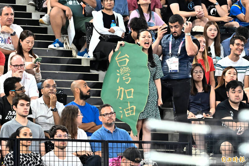 圖 巴黎前線》過份！麟洋配4強戰 台灣球迷加油海報遭中國小