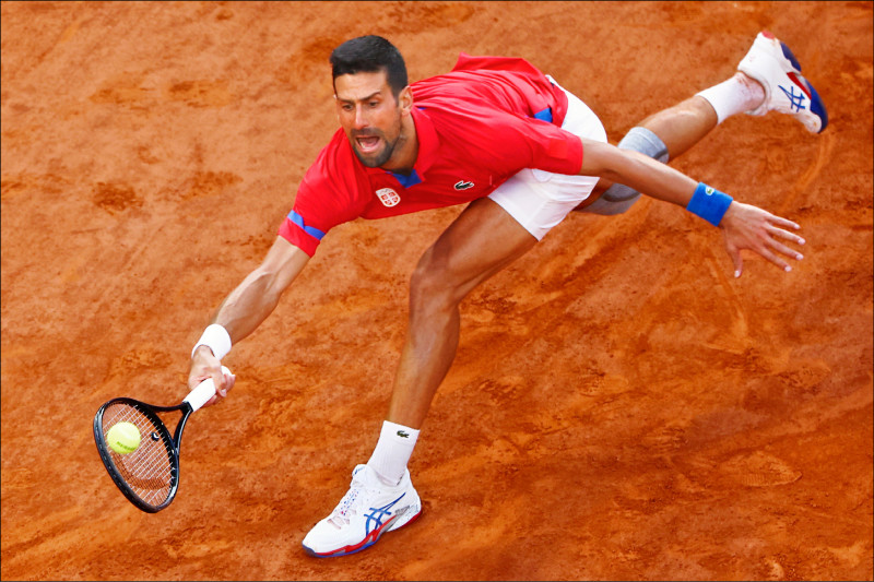 塞爾維亞喬科維奇勇闖巴黎奧運網球男單決賽，「生涯金滿貫」就差最後一步。（路透）