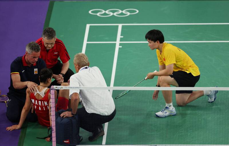 瑪琳因傷退賽無緣爭金，何冰嬌上前關心。（路透）