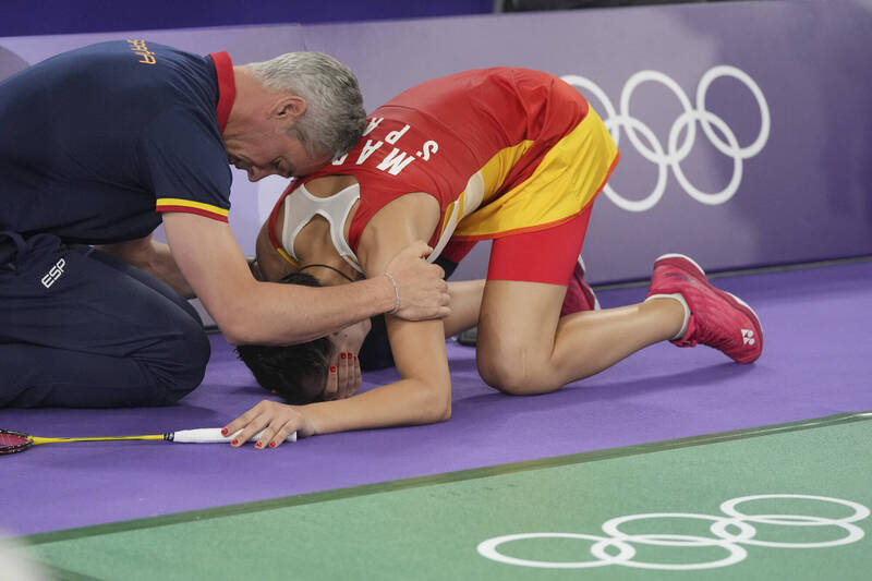 奧運羽球》瑪琳受傷退賽跪地痛哭 何冰嬌含淚：沒人願意看到...