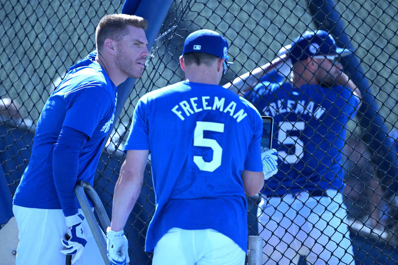 道奇全隊穿上繡有「#MaxStrong」的衣服，為佛里曼的兒子加油打氣。（今日美國）