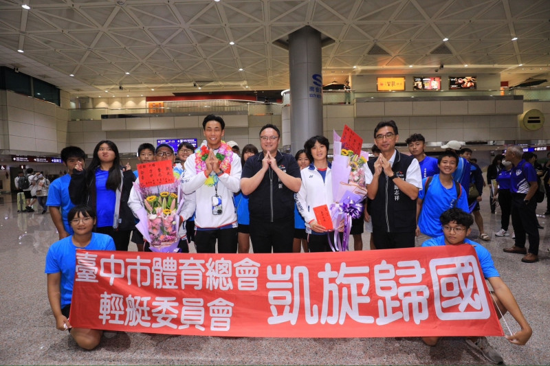 台灣輕艇國手表姊弟張筑涵、吳少璿返國，吳少璿秀出《咒術迴戰》手勢熱情返國，鄭照新也一起比手勢合影。（市府提供）