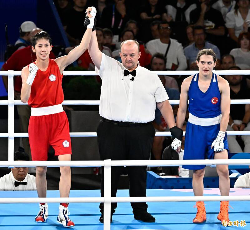 台灣拳擊選手林郁婷（紅衣）在巴黎奧運拳擊女子57公斤級4強賽擊敗土耳其選手，晉級金牌戰。（記者陳志曲攝）