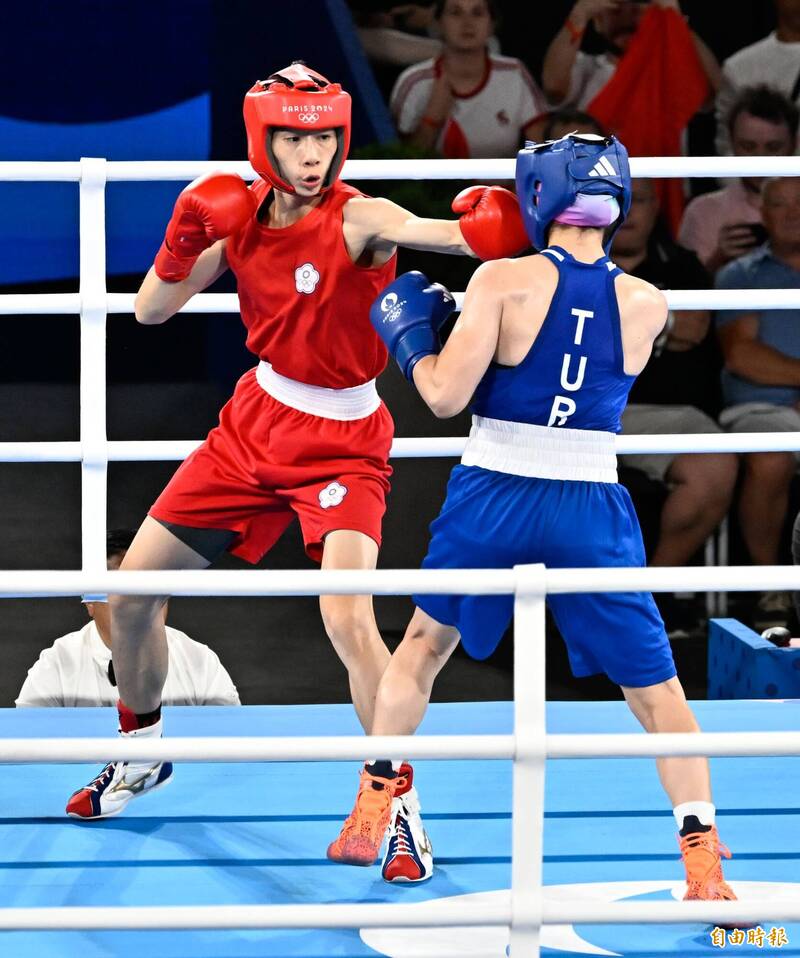 台灣拳擊選手林郁婷（紅衣）在巴黎奧運拳擊女子57公斤級4強賽擊敗土耳其選手，晉級金牌戰。（記者陳志曲攝）
