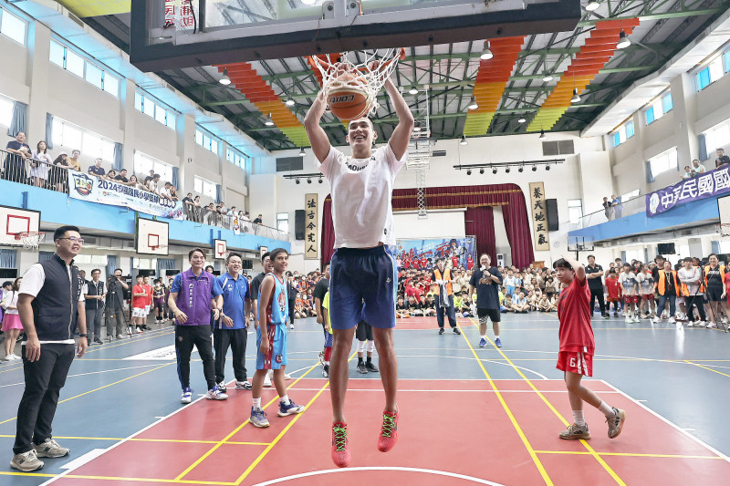 高雄海神球星唐維傑（中）大秀灌籃美技。（國小體總提供）