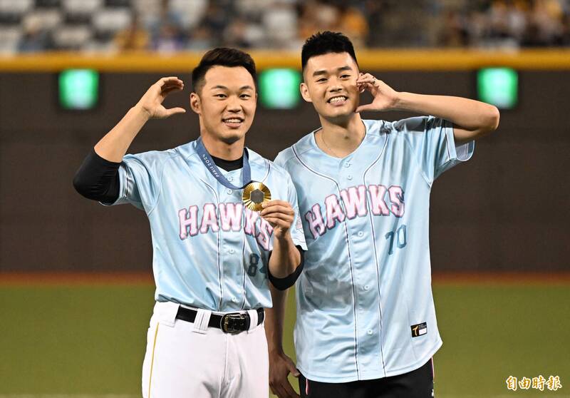 王齊麟開球。（記者林正堃攝）