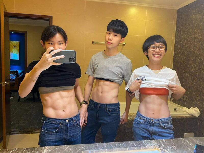 戴資穎提到自己昔日與林郁婷的「炫腹」照引起網友朝聖，有許多人跑來按讚。（圖片擷取自戴資穎IG）