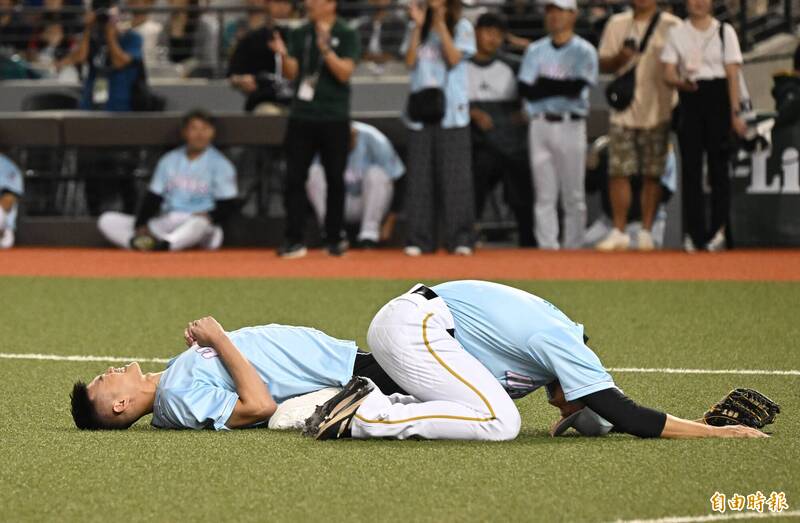 王齊麟和王柏融重現「聖筊」經典畫面。（記者林正堃攝）