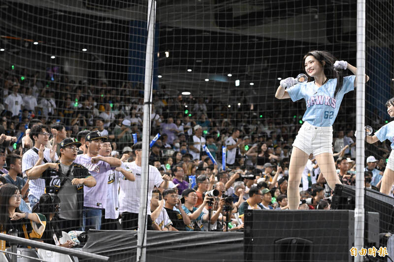 球迷跟著台鋼啦啦隊賣力應援。（資料照，記者陳逸寬攝）
