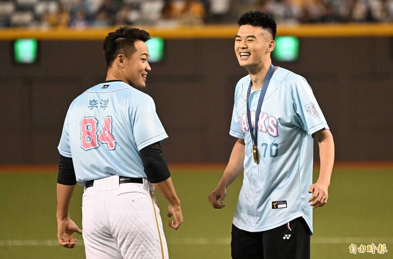 王柏融穿李洋球衣。（記者林正堃攝）