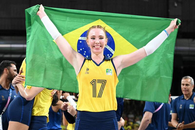 巴西女排正妹「調皮掛銅牌過安檢」 警報狂響她1表情逗樂千萬人