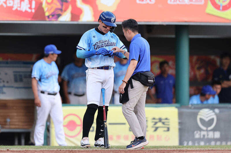 張育成昨日在揮棒後左手不適退場。（資料照，富邦悍將提供）