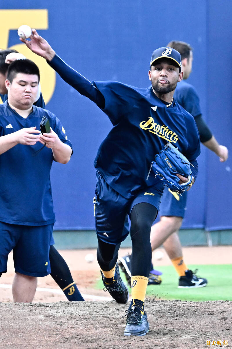 中職》象騎士進牛棚練投  詹子賢看了頻點頭「有夠強的啦！」