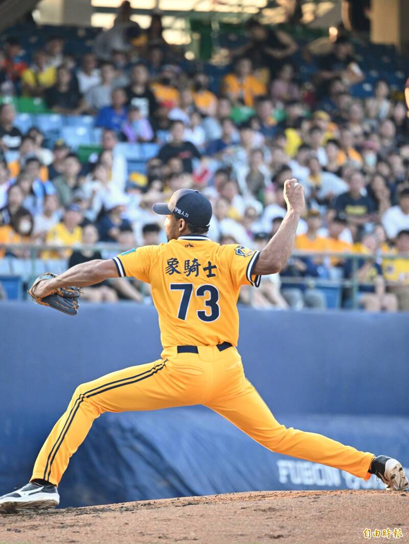 象騎士初登板表現不佳。（記者陳逸寬攝）