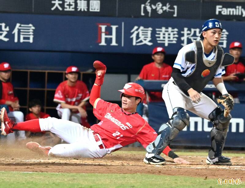 李凱威滑向本壘得分（左）、富邦菜鳥捕手豊暐。（記者王藝菘攝）