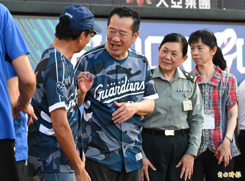 國防部長顧立雄（圖中）到富邦悍將主場新莊棒球場開球。（記者王藝菘攝）