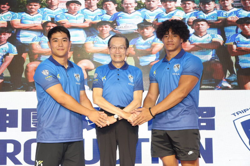 台北元坤隊領隊杜元坤（中）與日本外援雨谷陸椰（左）及混血新星王長恩（右）共同誓師三連霸。（台北元坤提供）
