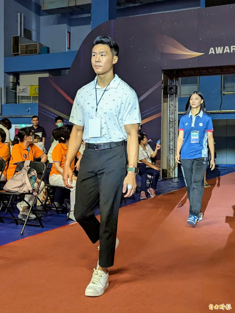 台北市政府10日舉辦2024年運動有功團體及人員表揚典禮，體操選手唐嘉鴻走紅毯入場。（記者林承鴻攝）