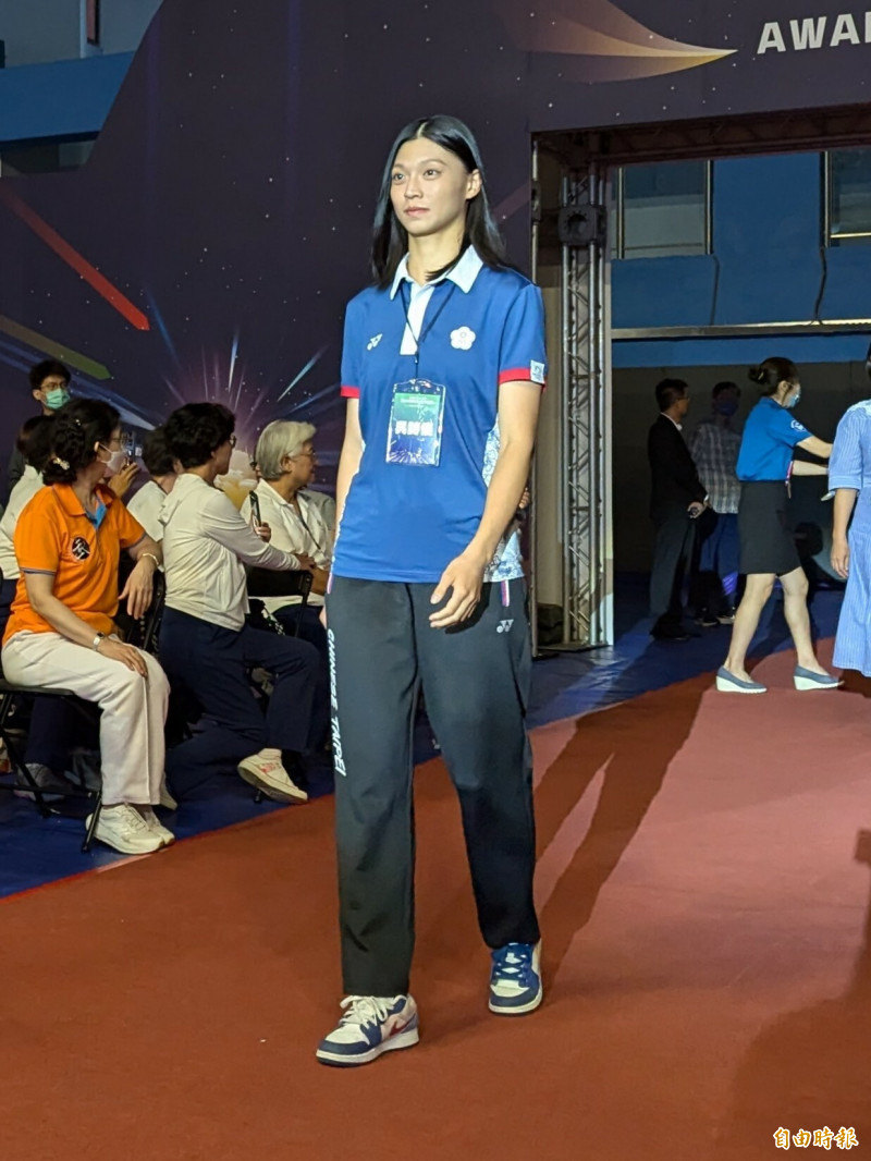台北市政府10日舉辦2024年運動有功團體及人員表揚典禮，拳擊選手吳詩儀走紅毯入場。（記者林承鴻攝）