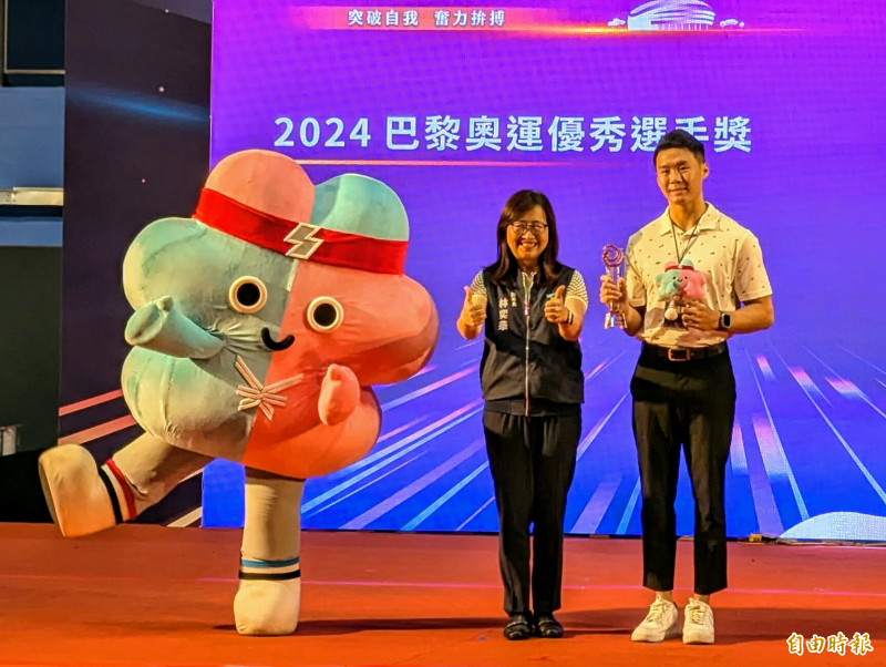 台北市政府10日舉辦2024年運動有功團體及人員表揚典禮，體操選手唐嘉鴻（右1）獲得巴黎奧運優秀選手獎。（記者林承鴻攝）