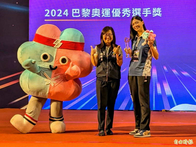 台北市政府10日舉辦2024年運動有功團體及人員表揚典禮，拳擊選手吳詩儀（右1）獲得巴黎奧運優秀選手獎。（記者林承鴻攝）