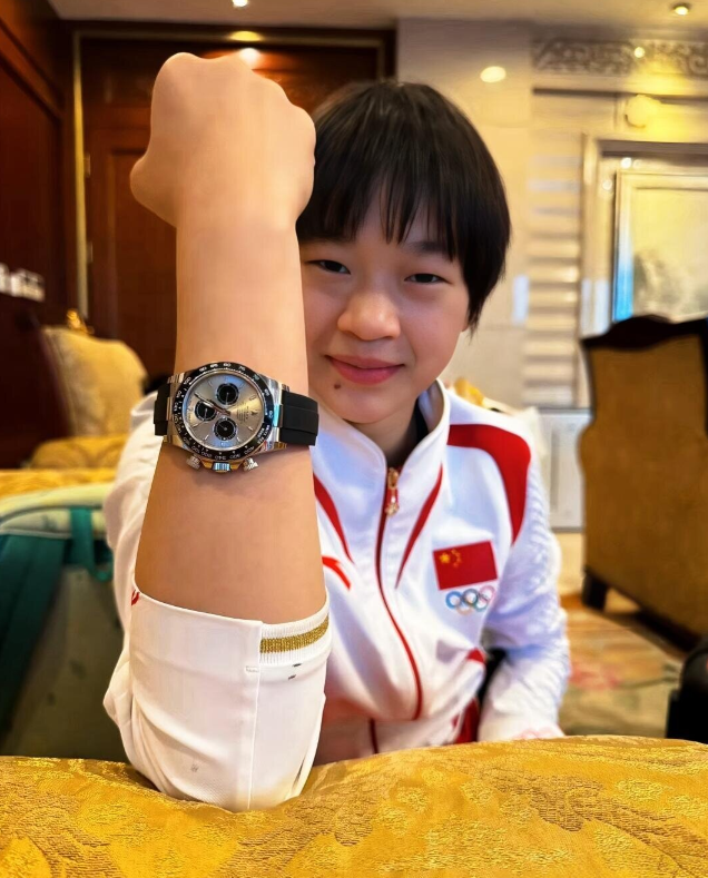 中國跳水天才全紅嬋戴勞力士燦笑，引起中國網友圍攻。（圖擷自微博）