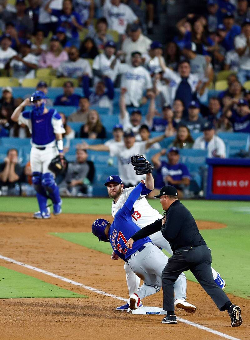 小熊球員鈴木誠也盜三壘出局。（法新社）